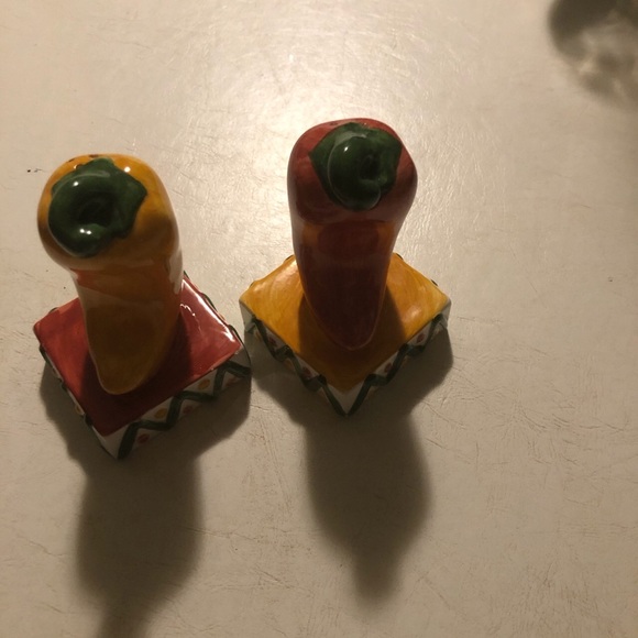 Pepper shaped salt and pepper shakers - Picture 4 of 4